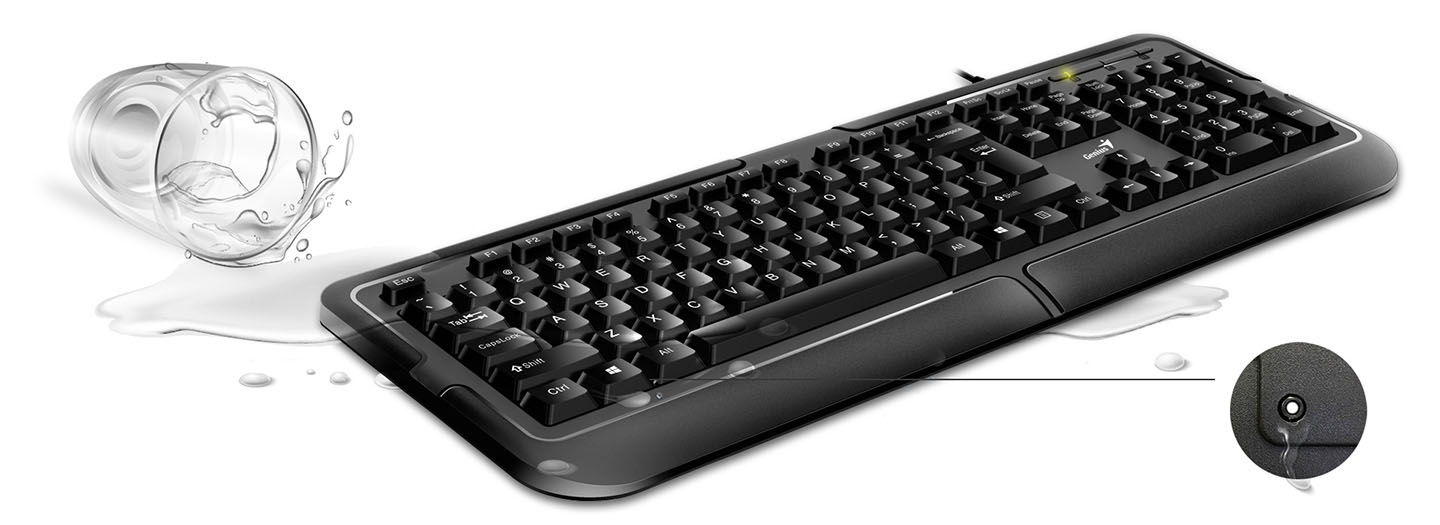 Un teclado Genius KB-118 color negro resistente a derrames de líquidos, con un vaso volcado y líquido salpicando cerca de él. A la derecha, se encuentra detallado como los líquidos se drenan directamente del teclado.