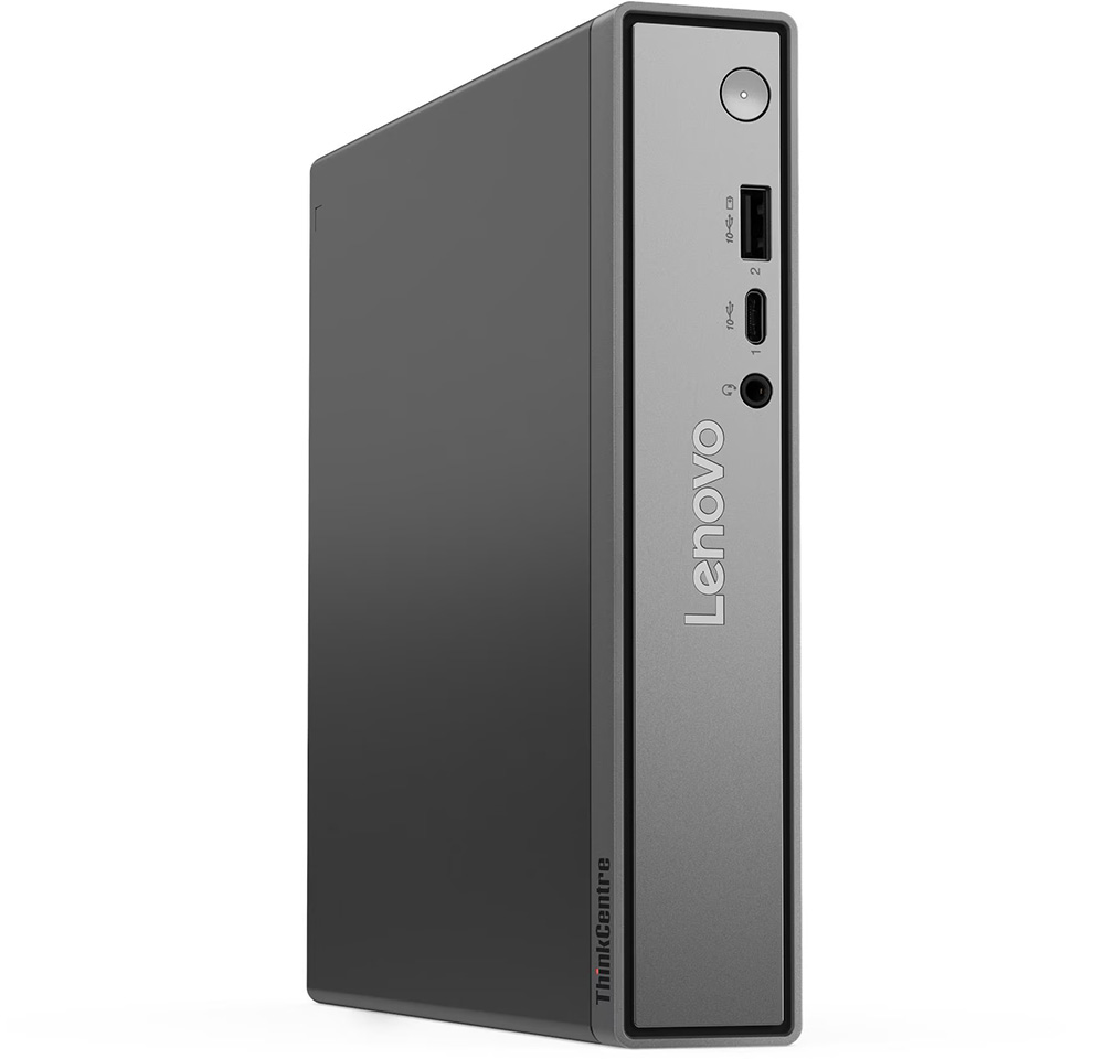 Computadora de escritorio ultrapequeña Lenovo ThinkCentre neo 50q Gen 5 en un ángulo mostrando el lateral oscuro y el panel frontal gris con el logo Lenovo y los puertos frontales.
