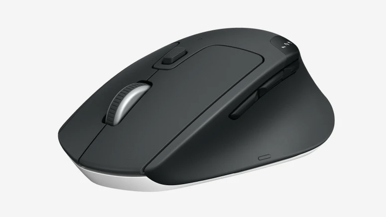 Vista lateral de un Mouse Logitech M720 Triathlon de color negro con múltiples botones y diseño cómodo para la mano derecha.