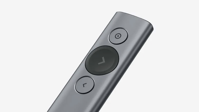 Primer plano de un control Remoto para presentaciones Logitech Spotlight con tres botones visibles sobre fondo blanco.