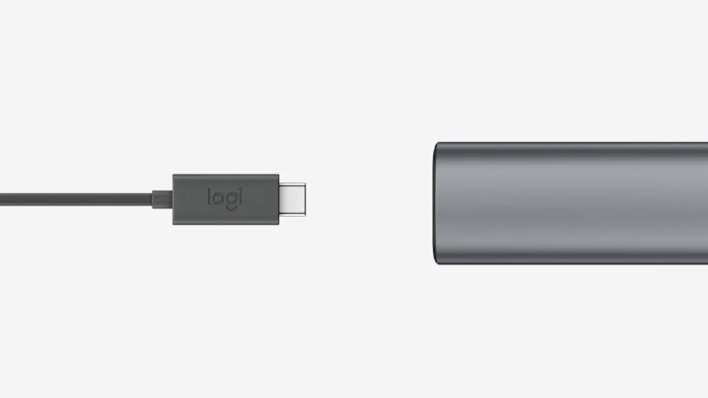 Cable USB-C de Logitech alineado con el extremo de un Remoto para presentaciones Logitech Spotlight sobre fondo blanco.