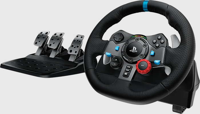 Volante de carreras Logitech G29 Driving Force con paletas de cambio y pedalera de tres pedales (embrague, freno y acelerador) en un fondo gris claro