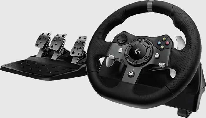 Volante de carreras Logitech G920 Driving Force con paletas de cambio y pedalera de tres pedales (embrague, freno y acelerador) en un fondo gris claro