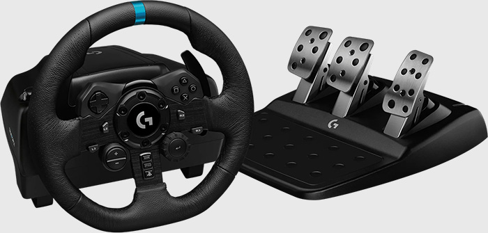 Volante de carreras Logitech G923 TRUEFORCE negro y su pedalera de tres pedales (acelerador, freno y embrague) de metal, apoyados sobre una base negra.