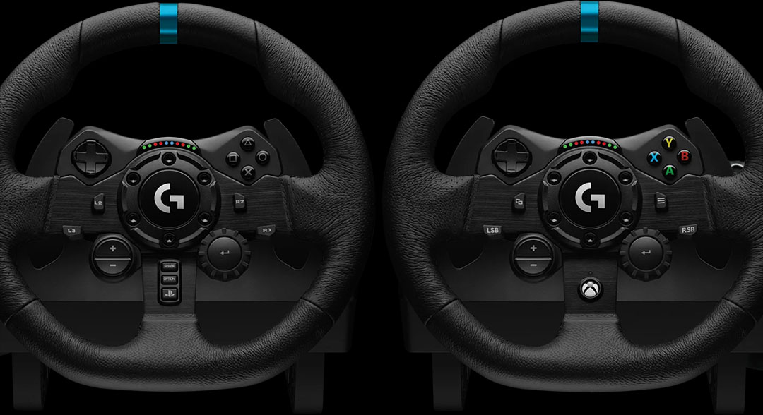 Volantes Logitech G923, a la izquierda la versión para PlayStation/PC y a la derecha la versión para Xbox/PC, ambos con indicador LED de RPM, forrados en cuero y con la banda central azul