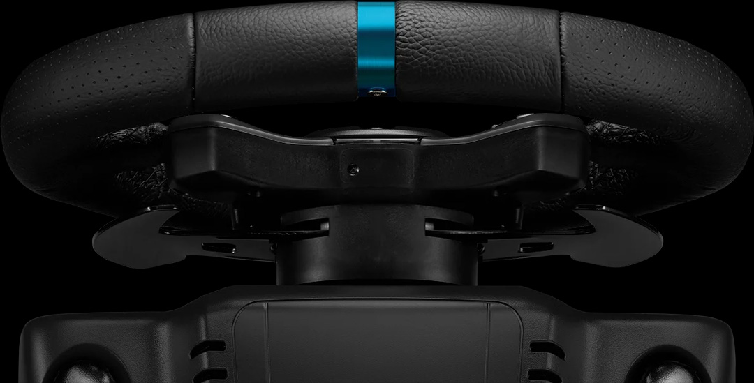 Primer plano del volante de carreras Logitech G923 TRUEFORCE con su banda central azul, mostrando las levas de cambio negras detrás y el detalle del cuero perforado.