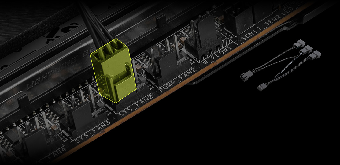 Un primer plano de una placa de circuito negra con varios conectores. Un conector de cuatro pines está resaltado con un contorno amarillo. El cable Divisor 1 a 4 para Ventiladores se ve a la derecha. Las etiquetas en la placa incluyen (SYS_FAN2), (SYS_FAN3), (SYS_FAN4), (PUMP_FAN2), (W_FLOW1), (T_SEN1), (T_SEN2) y (LED).