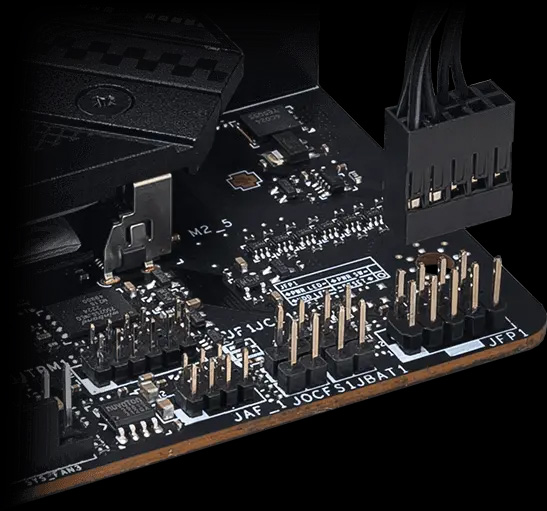 Un primer plano de una placa de circuito negra con varios conectores de pines dorados. Un conector negro con cables negros del Cable Frontal Unificado, está en la esquina superior derecha. Las etiquetas en la placa incluyen (M2_5), (JFP1), (JAF1), (JOCF1) y (SJIBAT1).
