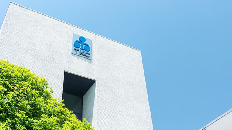 Un edificio con el logotipo de TKC en un día soleado.