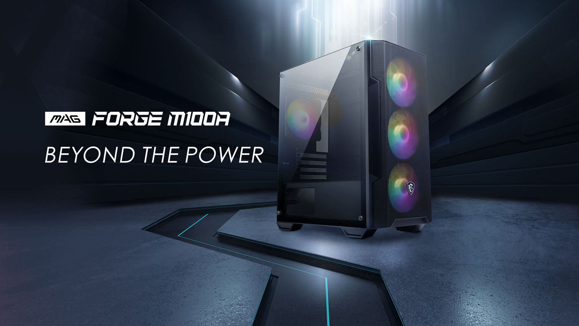 Un gabinete de computadora MSI MAG FORGE M100A negro con un panel lateral de acrílico que muestra tres ventiladores RGB frontales, sobre una superficie gris con iluminación azul. El texto: MAG FORGE M100A BEYOND THE POWER, aparece a la izquierda.