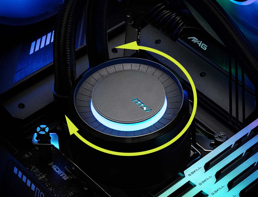 Vista detallada de la bomba del kit de refrigeración líquida MSI MAG CORELIQUID E240 montada en una placa base, mostrando un indicador con flechas curvas amarillas que señala su capacidad de rotación de 270 grados para orientar correctamente el logo de MSI.