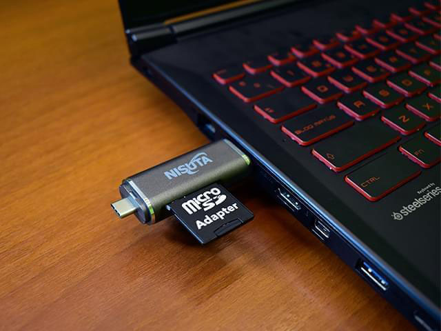 Lector de tarjetas SD/MicroSD con USB C, A y Micro-USB Nisuta (NSCRUC2) conectado en una notebook