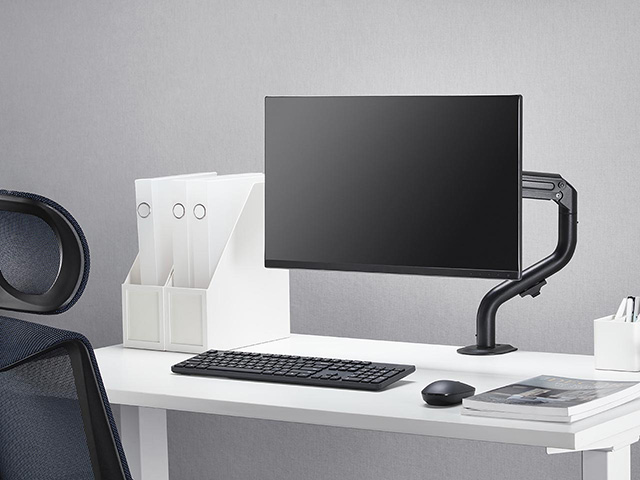 Soporte de escritorio para pantallas de 17 a 32 pulgadas Nisuta (NSSOTVE12) instalado en un escritorio