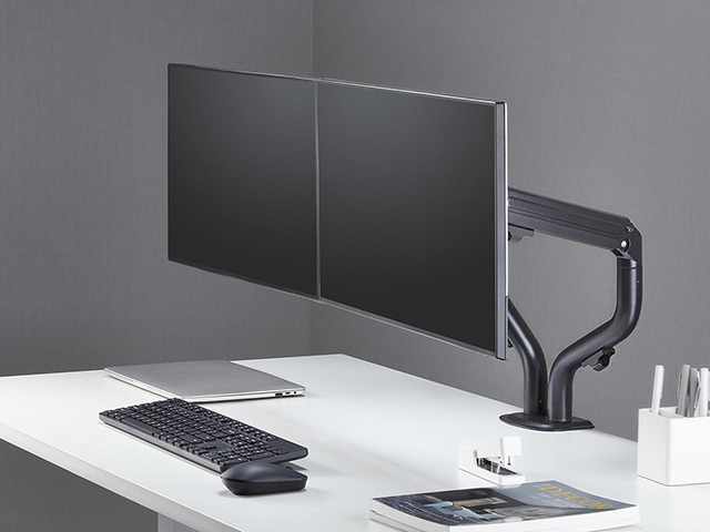 Soporte doble de escritorio para pantallas de 17 a 32 pulgadas Nisuta (NSSOTVE22) instalado en un escritorio