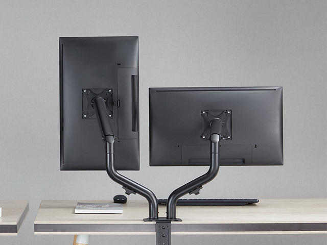 Vista trasera del Soporte doble de escritorio para pantallas de 17 a 32 pulgadas Nisuta (NSSOTVE22) instalado en un escritorio