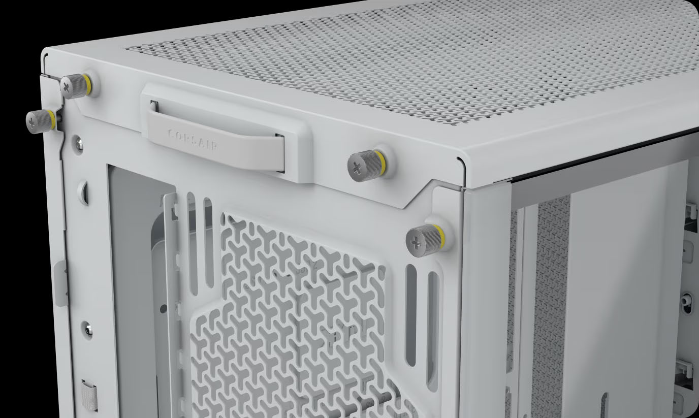 Parte trasera de un gabinete Corsair 4000D blanco, mostrando los tornillos de mariposa para quitar los paneles y las aberturas de ventilación con patrón de trébol.