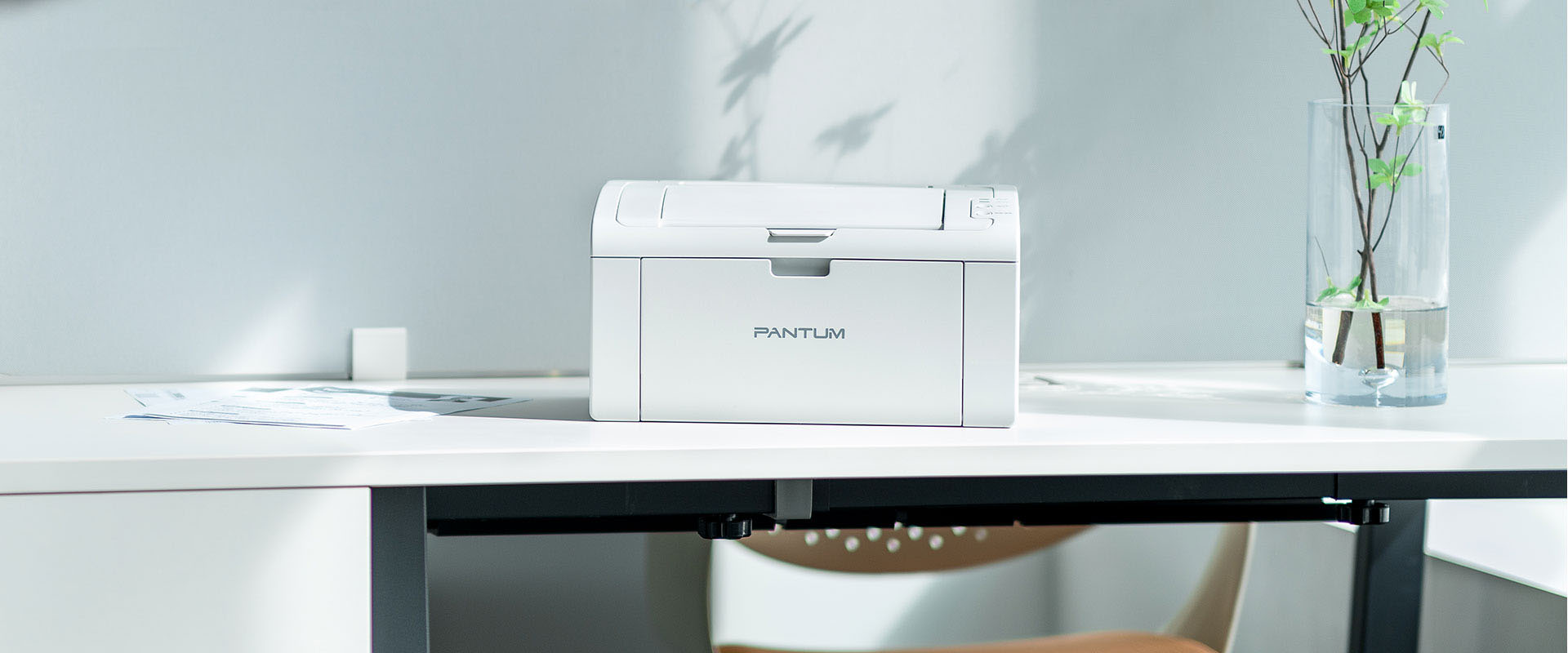 Impresora Monocromática Láser Pantum P2509W sobre un escritorio