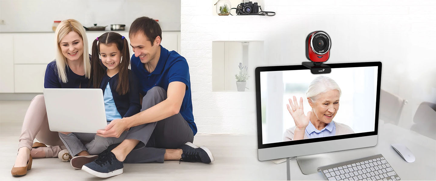 Una imagen dividida: a la izquierda, una familia (padre, madre e hija) sentada en el suelo mirando una laptop, a la derecha, una webcam Genius QCam 6000 instalada en un monitor de escritorio, mostrando a una abuela sonriente saludando en una videollamada