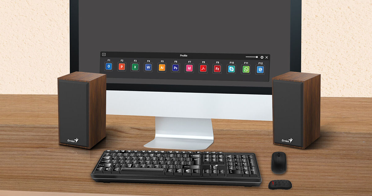 Parlantes Genius SP-HF180 en color madera, frente a una PC de escritorio