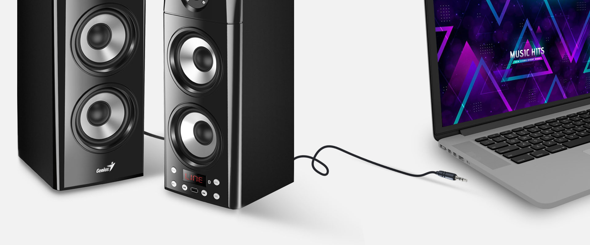 Parlantes Bluetooth® Genius SP-HF2800BT, junto a una Laptop, sobre un escritorio
