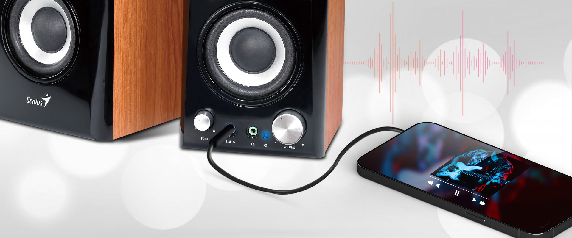Parlantes Genius SP-HF500A II, conectados a un reproductor de música mediante un cable auxiliar