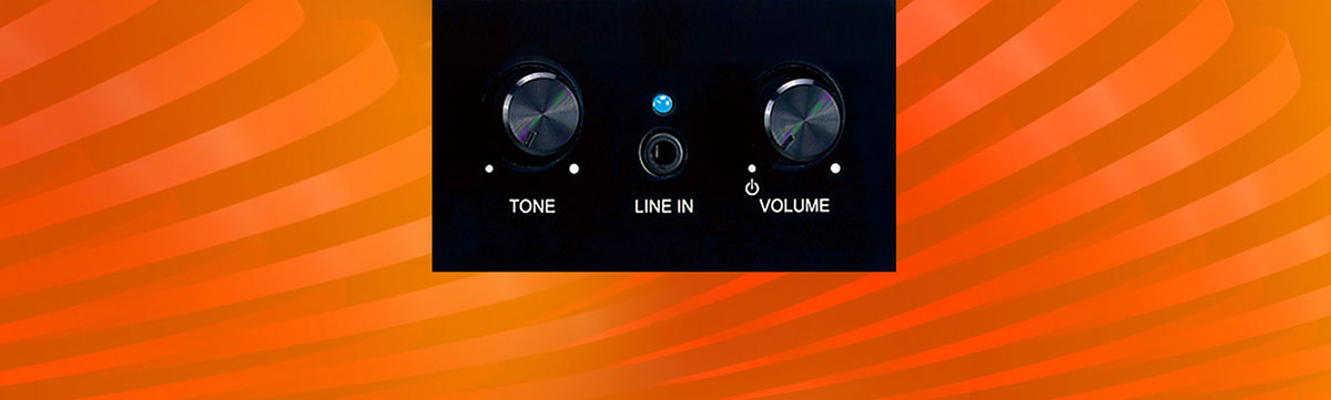 Parlantes Genius SP-HF800A II, detalle del control de tono, control de volumen e interfaz de entrada de línea.