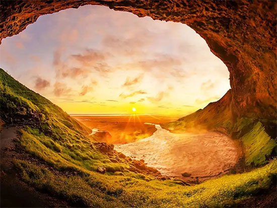 El sol brilla vívidamente sobre la naturaleza. Un amplio espectro de colores y niveles de luz acentúan los detalles de la imagen.