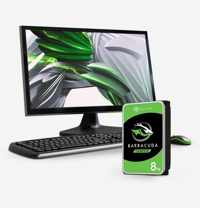 La imagen muestra una computadora de escritorio con un monitor, teclado y mouse, junto con un disco duro Seagate Barracuda Compute de 8 TB. El monitor tiene una imagen abstracta con colores verdes y grises. El disco duro está en primer plano, destacando su capacidad de almacenamiento de 8 terabytes.