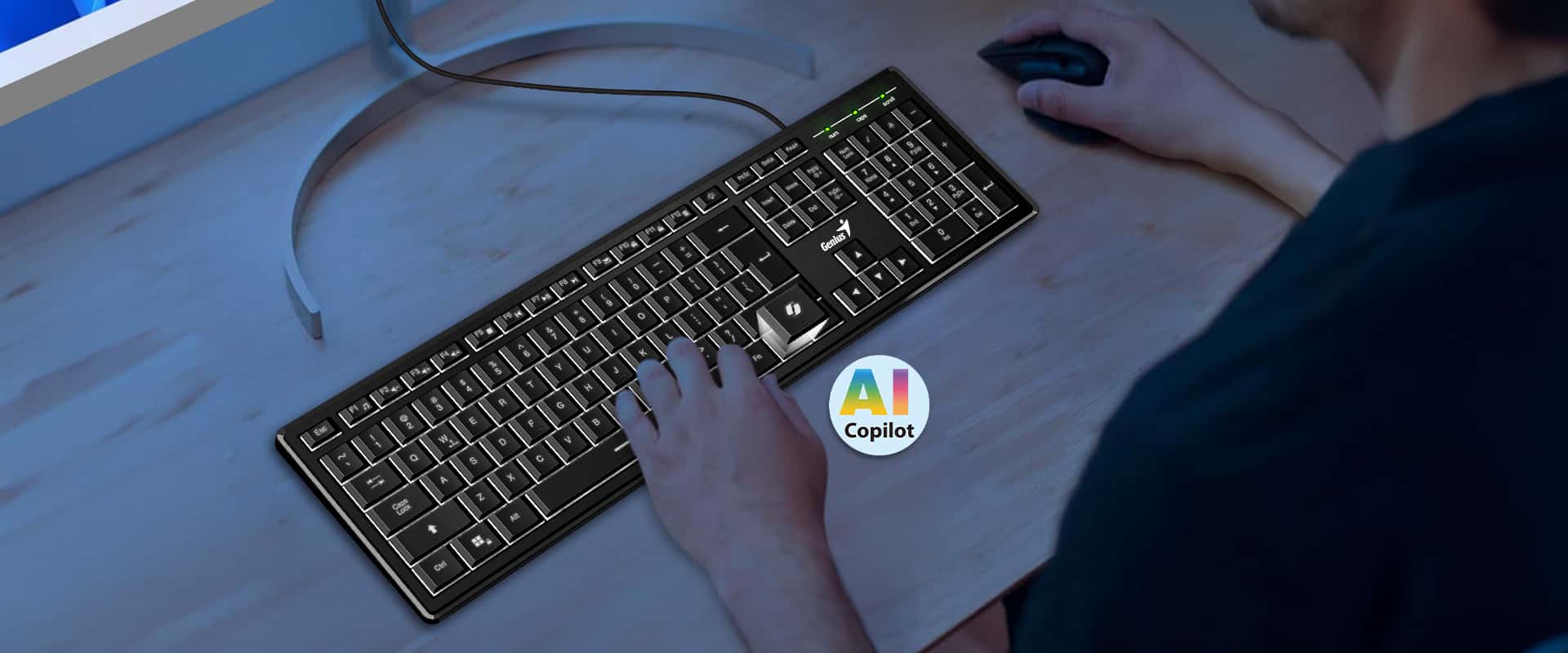 Alguien usando el teclado Genius Slimstar 820 y un mouse sobre un escritorio de madera.