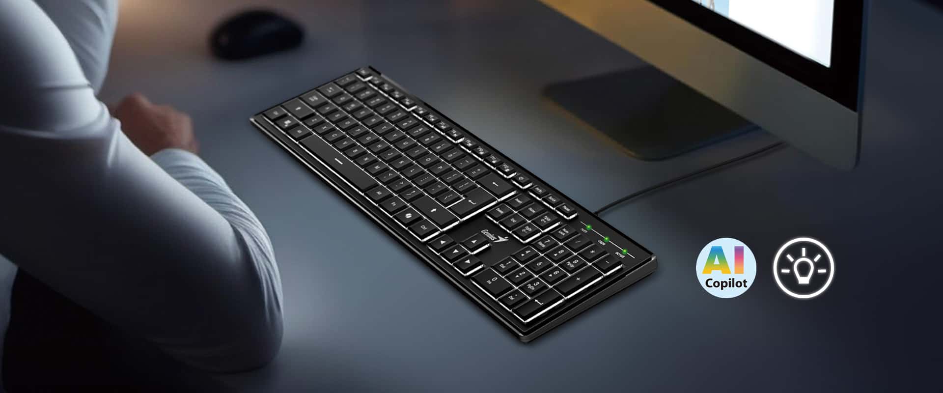 Primer plano del teclado Genius Slimstar 820 con retroiluminación blanca encendida y una persona usándolo. Se muestran íconos de AI Copilot y luz.