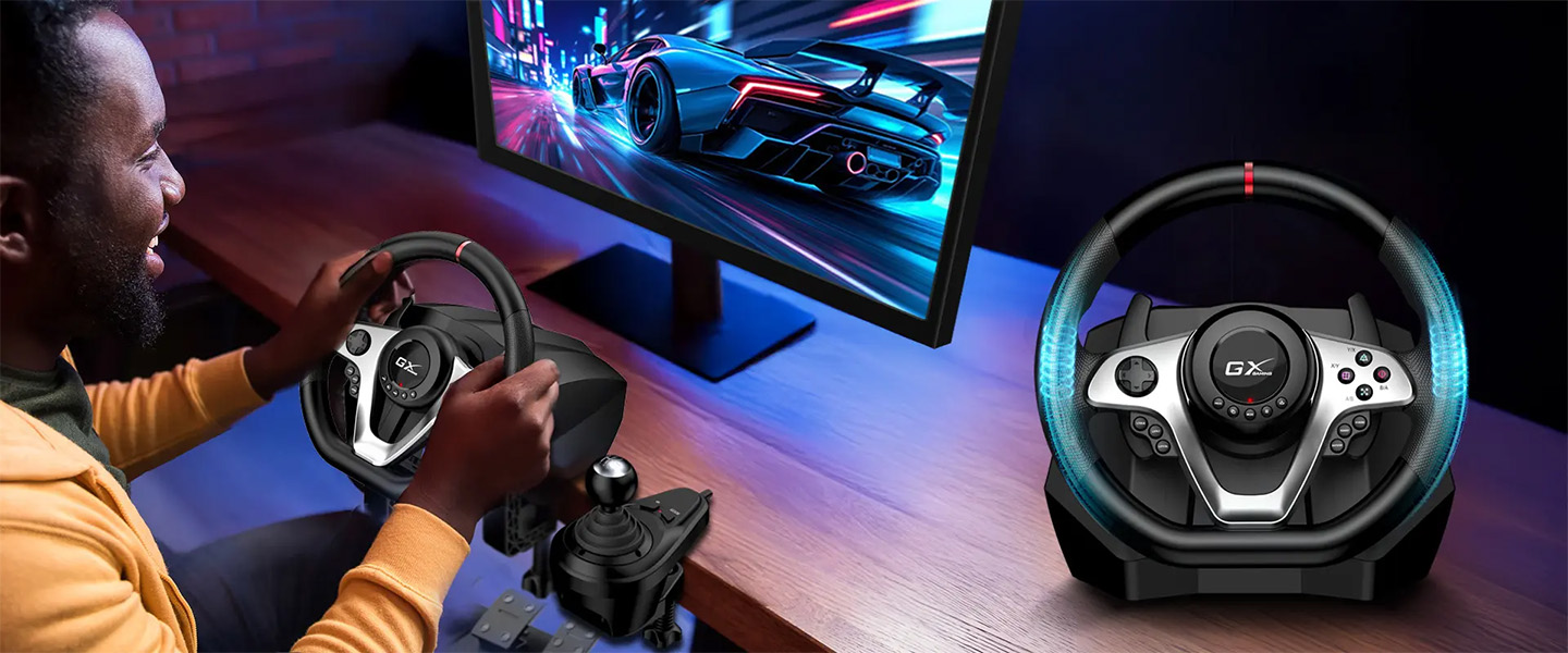 Persona jugando un simulador de carreras con el volante Genius SpeedMaster X1 y la palanca de cambios en su escritorio, viendo la acción en el monitor con una imagen destacada del volante