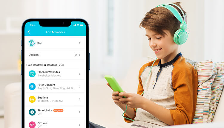 Un chico joven, está sentado en un sillón con auriculares verde claro, sonriendo y mirando un teléfono verde que sostiene en sus manos. A la izquierda, superpuesta, se ve la pantalla de una aplicación móvil con el título Agregar miembros y opciones como Hijo, Dispositivos, Controles de tiempo y filtro de contenido, Sitios web bloqueados, Filtrar contenido, Hora de dormir, Límites de tiempo y Tiempo libre.