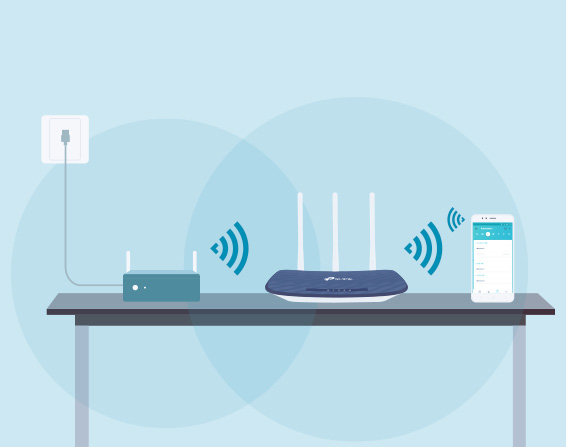 Modo Extensor de Rango: Un dibujo estilizado que muestra un router inalámbrico TP-Link azul y blanco con tres antenas blancas sobre una mesa oscura con patas blancas. El router está conectado por cable a un dispositivo azul más pequeño con una antena, que a su vez está conectado a un enchufe blanco en una pared celeste. Ondas azules de Wi-Fi emanan de ambos dispositivos, cubriendo un área donde se encuentra un teléfono inteligente blanco que muestra una interfaz de aplicación.