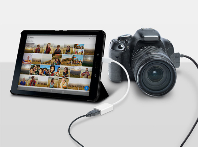 Una tableta con una pantalla que muestra una galería de fotos está conectada a una cámara DSLR mediante un cable USB conectado al Adaptador USB-C 3.0 SuperSpeed a USB-A TP-Link UC400.