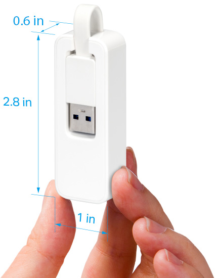 Un Adaptador de Red USB 2.0 a Ethernet a 100Mbps TP-Link UE200 blanco siendo sostenido por dos dedos sobre un fondo blanco, con indicaciones de sus dimensiones: 2.8 pulgadas de largo, 1 pulgada de ancho y 0.6 pulgadas de grosor.