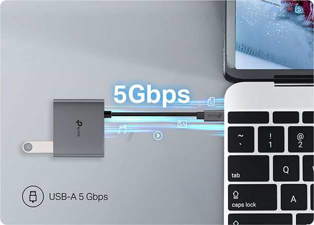 Vista superior de un Hub USB-C 3 en 1 TP-Link UH3020C conectado a una notebook, destacando transferencia de datos USB-A a 5 Gbps.