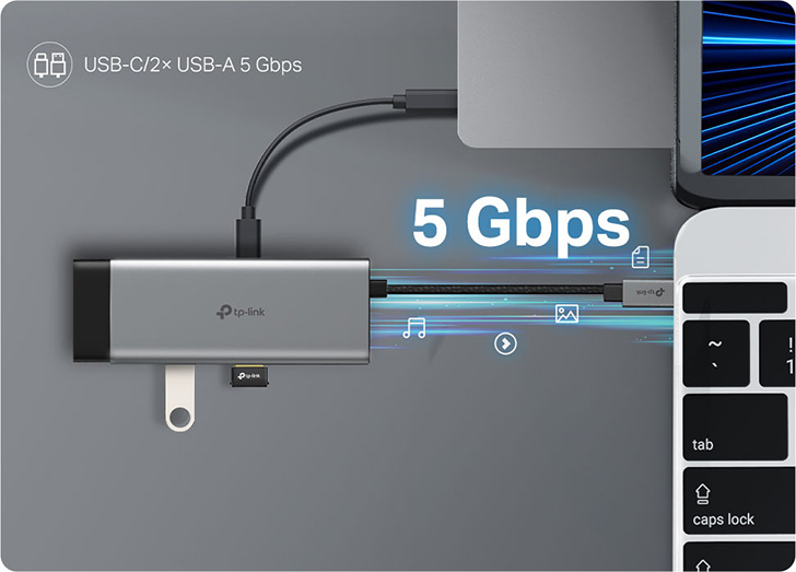 Vista superior de un Hub USB-C 5 en 1 TP-Link UH5020C conectado a una notebook mediante USB-C, mostrando transferencia de datos a 5 Gbps a través de puertos USB-A.