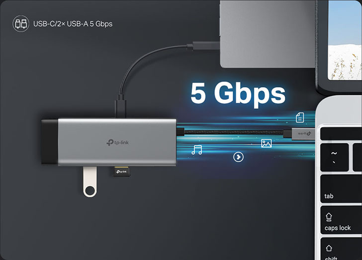Adaptador TP-Link conectado a una notebook transfiriendo datos a través de USB-C y dos puertos USB-A a una velocidad de 5 Gbps.