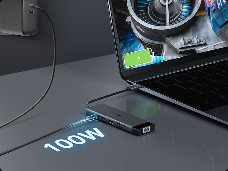 Adaptador TP-Link conectado a una notebook, mostrando capacidad de carga rápida de 100W.