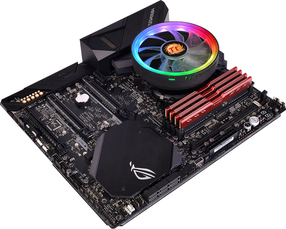 Vista del Cooler para CPU Thermaltake UX100 ARGB Lighting, instalado en un motherboard