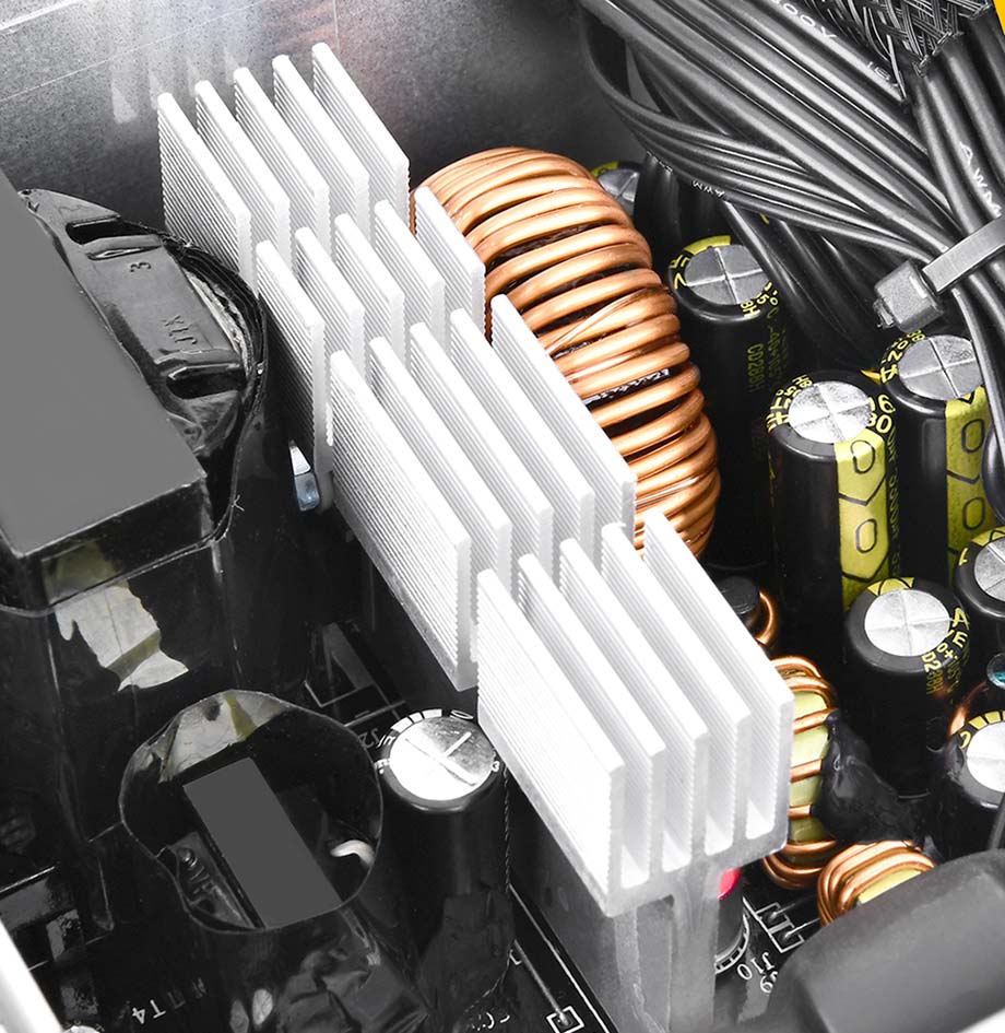 Vista de los componentes internos de la Fuente Thermaltake Smart BX3 Bronze 750W - 80 PLUS® Bronze