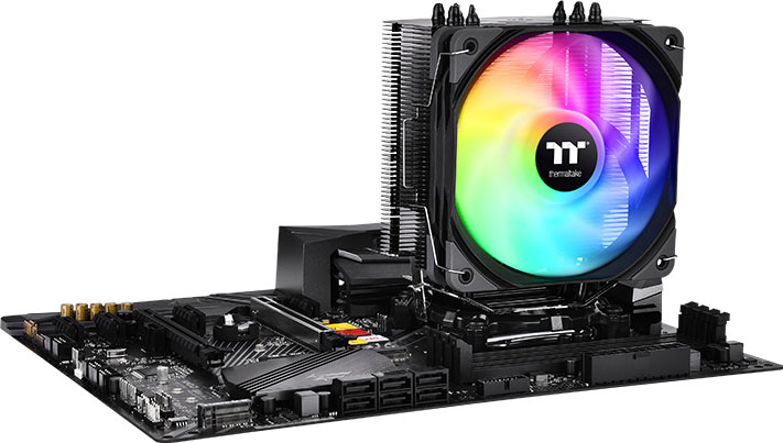 Vista del Cooler para CPU Thermaltake UX200 SE ARGB Lighting, instalado en un motherboard