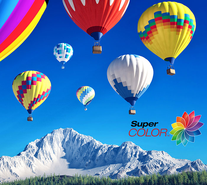 Globos aerostáticos coloridos sobre montañas nevadas con logo SuperColor de ViewSonic