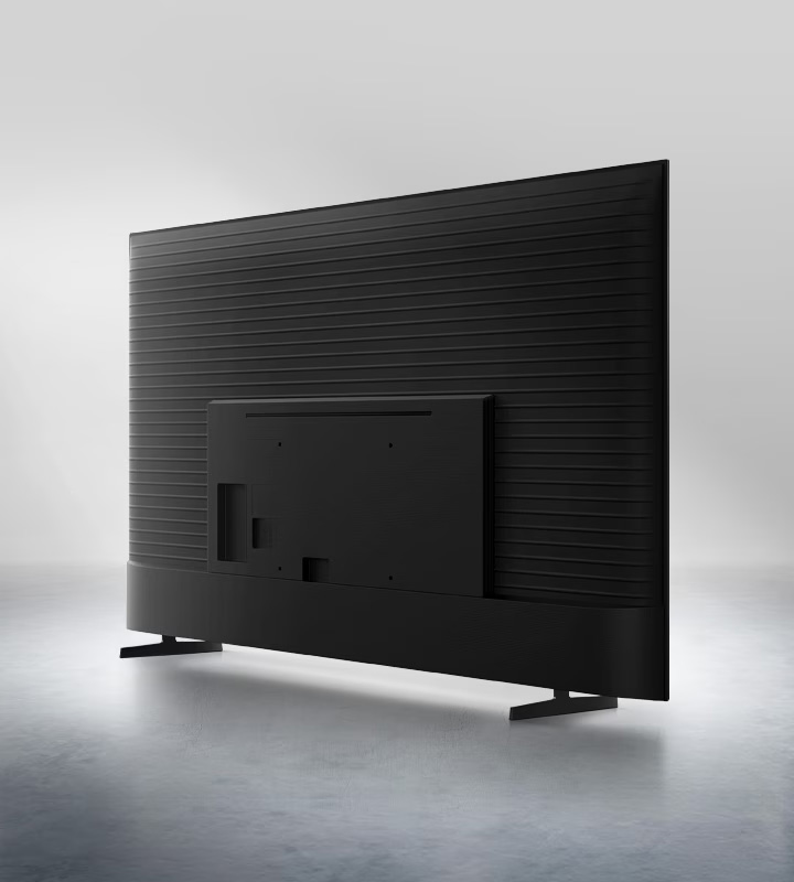 Vista trasera del televisor Crystal UHD con diseño MetalStream que muestra una terminación sofisticada y minimalista en color negro con sutiles líneas horizontales, ideal para que luzca impecable desde cualquier ángulo en tu living.