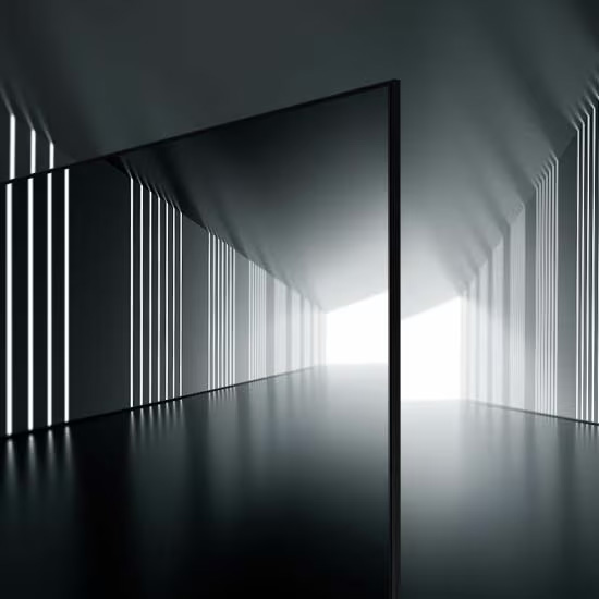 En el centro de lo que parece un largo túnel se exhibe un diseño sin marcos del televisor Crystal UHD.