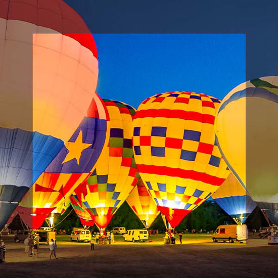 Se exhiben coloridos globos aerostáticos. El lado central es más colorido y tiene profundidad en comparación con los bordes.