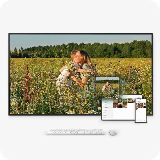 Imagen que muestra la función Multi Control en el televisor Crystal UHD, permitiéndote manejar tu TV, tablet y celular con un solo mouse y teclado para que trabajes o navegues con total fluidez entre tus dispositivos.