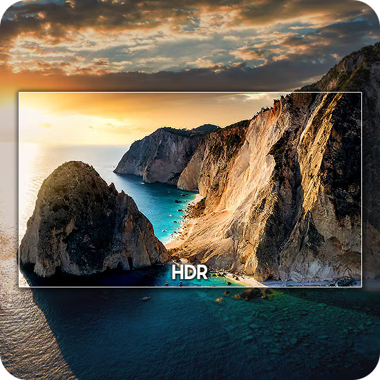 Comparación de imagen que muestra cómo la tecnología HDR del televisor Crystal UHD mejora el contraste y el detalle en un paisaje costero, permitiéndote apreciar sombras más profundas y luces más brillantes en los acantilados y el mar.