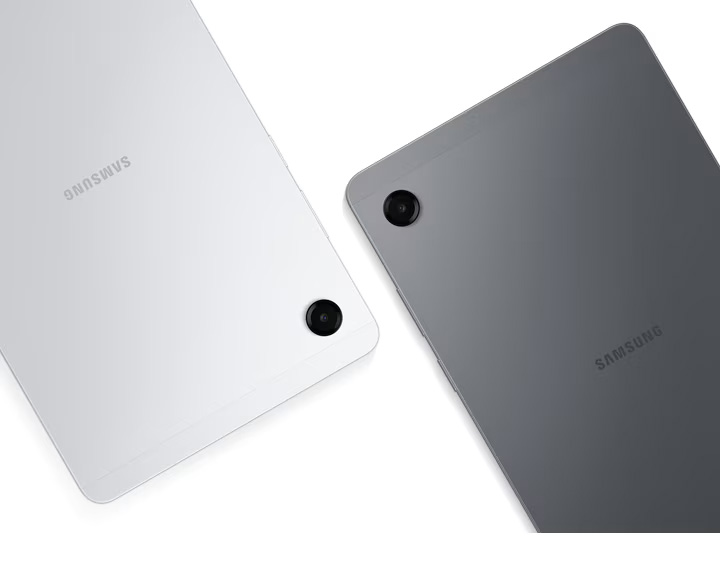 Dos tablets Galaxy Tab A11 están ubicadas una al lado de la otra, una en color gris y otra en plateado, con sus dorsos orientados hacia el espectador. Se pueden ver claramente las lentes de las cámaras traseras de ambas tablets.