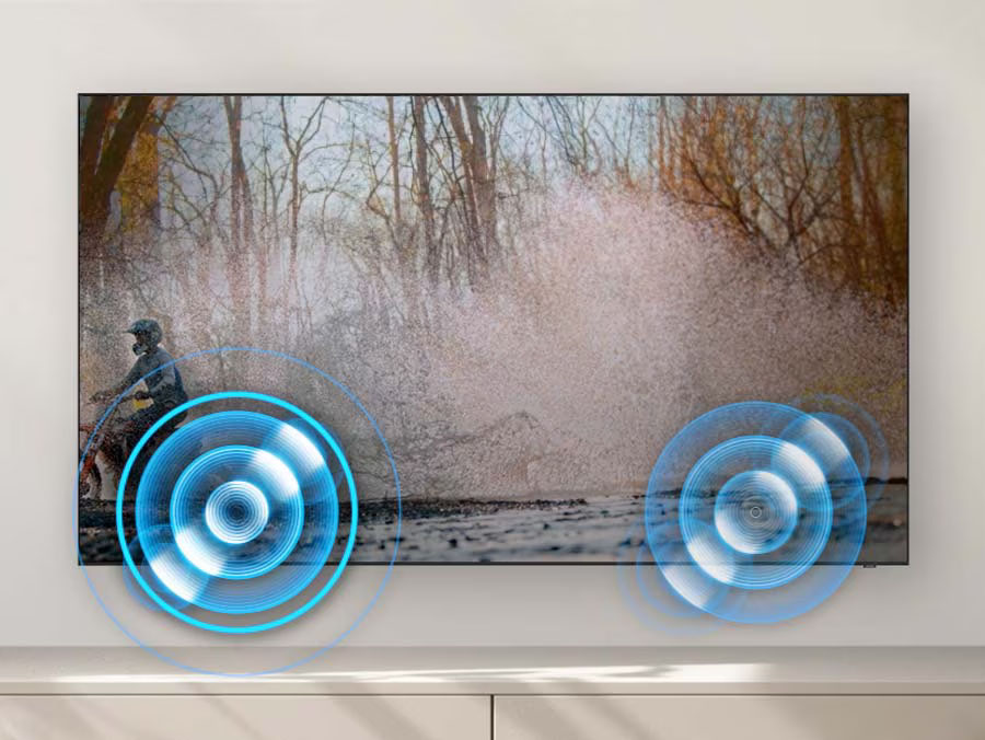 Una persona en motocicleta pasa velozmente de un lado a otro. Los parlantes incorporados siguen el sonido de la motocicleta mientras se mueve.